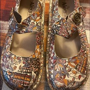 Alegria Clogs